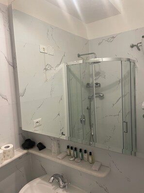 Twin Room, City View (Trevi Fountain) | Bathroom | Free toiletries, hair dryer, bidet, towels - Hotel Fontana (Rome)