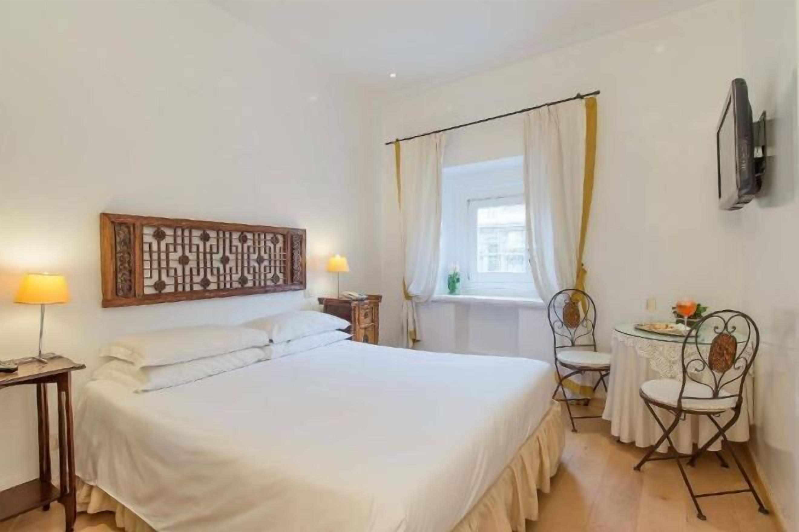 Betten mit Memory-Foam-Matratzen, Zimmersafe, individuell dekoriert