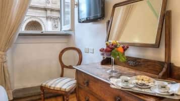 Double Room (Trevi Fountain View) | Busa memori, peti besi dalam bilik, dihias secara berasingan