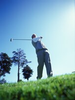 Una persona jugando al golf en un día despejado.