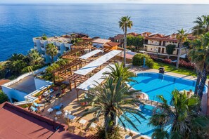 Piscine intérieure, 2 piscines extérieures, 8 h 30 à 18 h, parasols