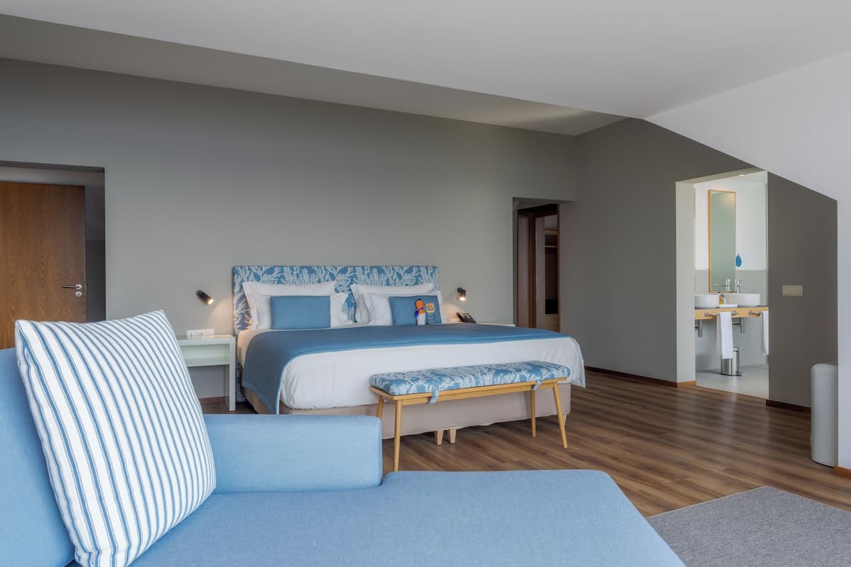 1 bedroom, hypo-allergenic bedding, pillowtop beds, minibar