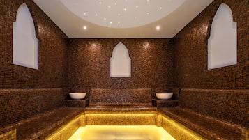 Salas de tratamiento para parejas, un sauna, una bañera de hidromasaje