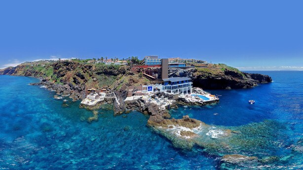 A coastal hotel with a pool, multiple buildings, and a rocky terrain. - Sentido Galosol (Santa Cruz)