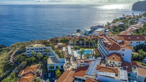 A coastal resort with multiple buildings, a swimming pool, and a view of the sea. - Sentido Galosol (Santa Cruz)