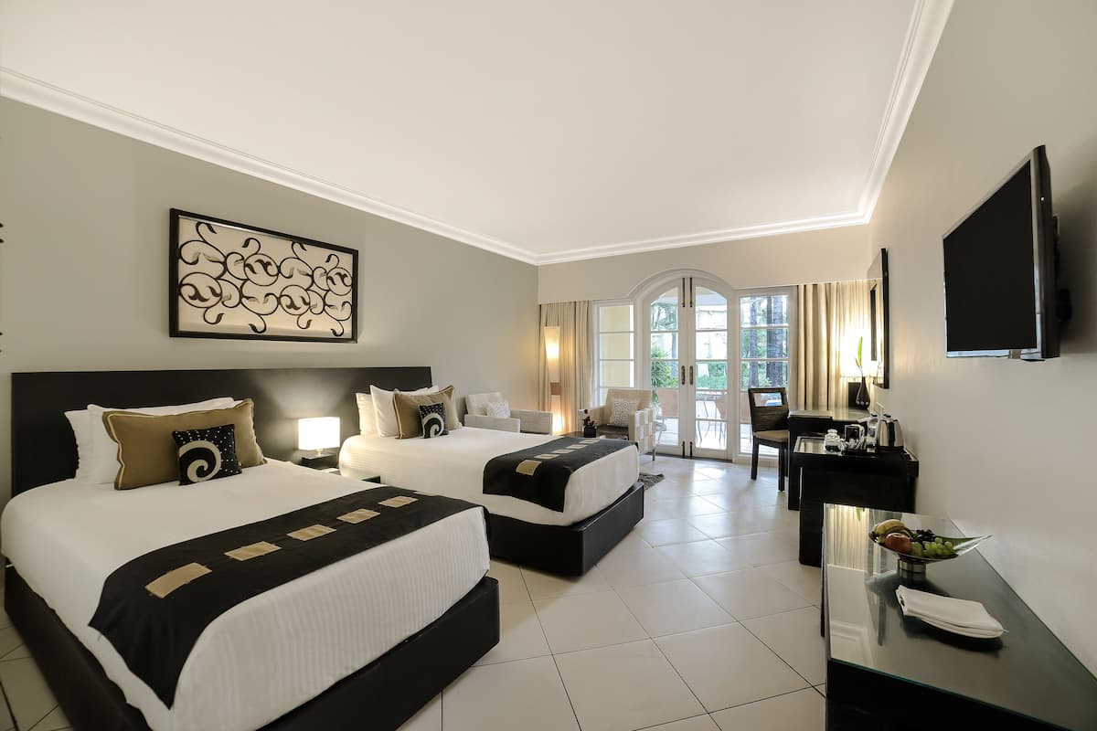 superior room | minibar, in-room safe, desk, iron/ironing board