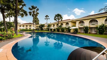 2 outdoor pools