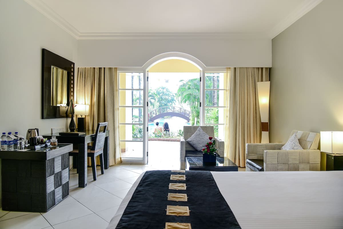 premium room | minibar, in-room safe, desk, iron/ironing board