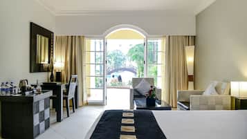 Camera Premium | Minibar, una cassaforte in camera, una scrivania, ferro/asse da stiro