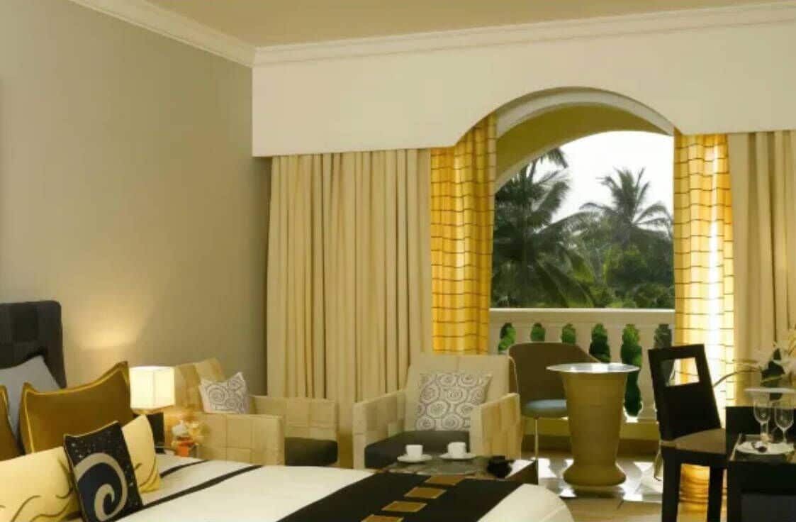 Minibar, in-room safe, desk, iron/ironing board