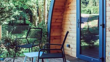 Chambre, 1 grand lit (Eco-Lodge) | Literie hypoallergénique, coffres-forts dans les chambres, bureau