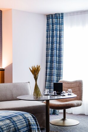 Allergitestet sengetøy, safe på rommet, skrivebord og blendingsgardiner