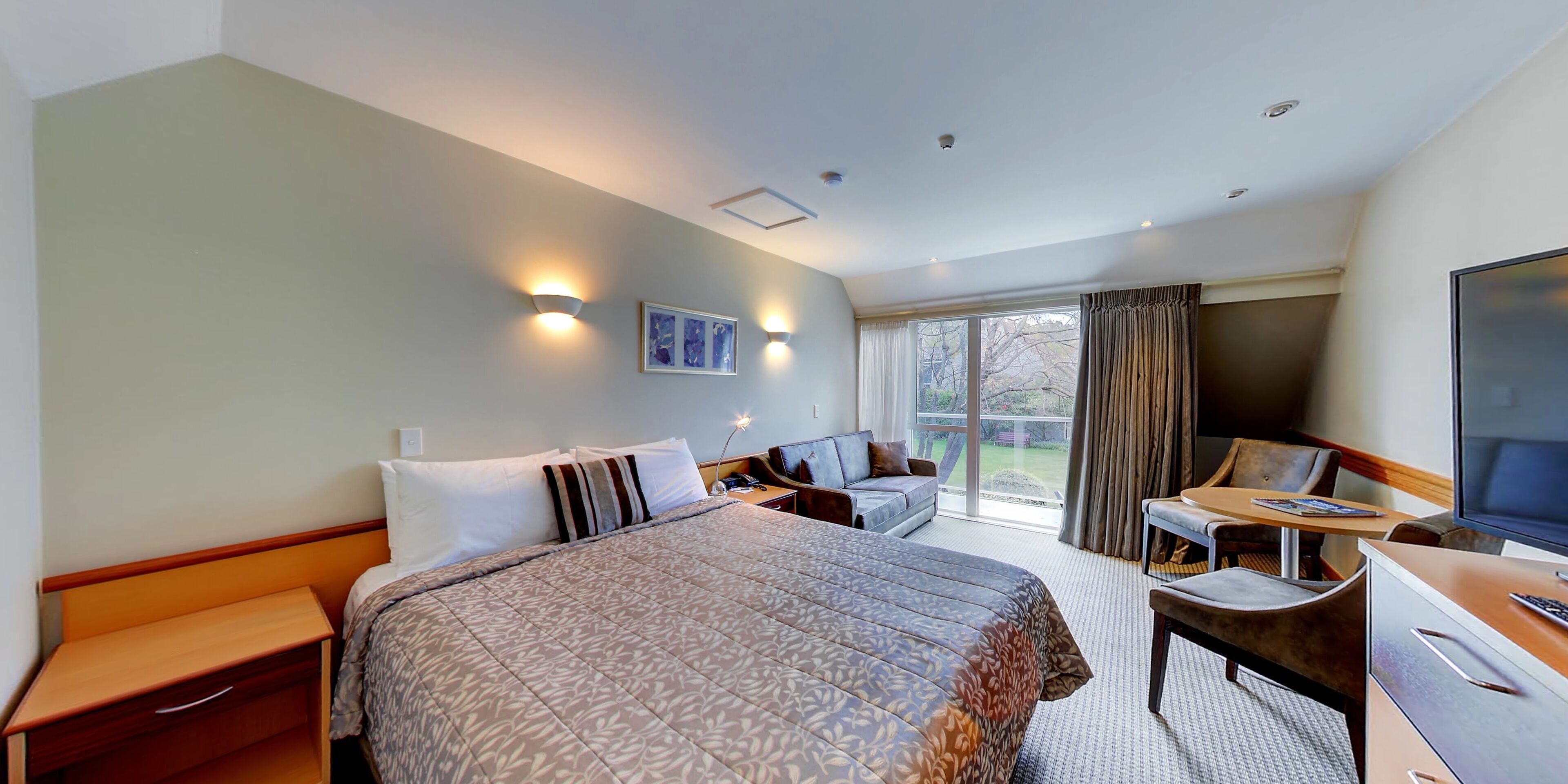 Coffre-fort, bureau, fer et planche à repasser, accès au Wi-Fi (inclus)