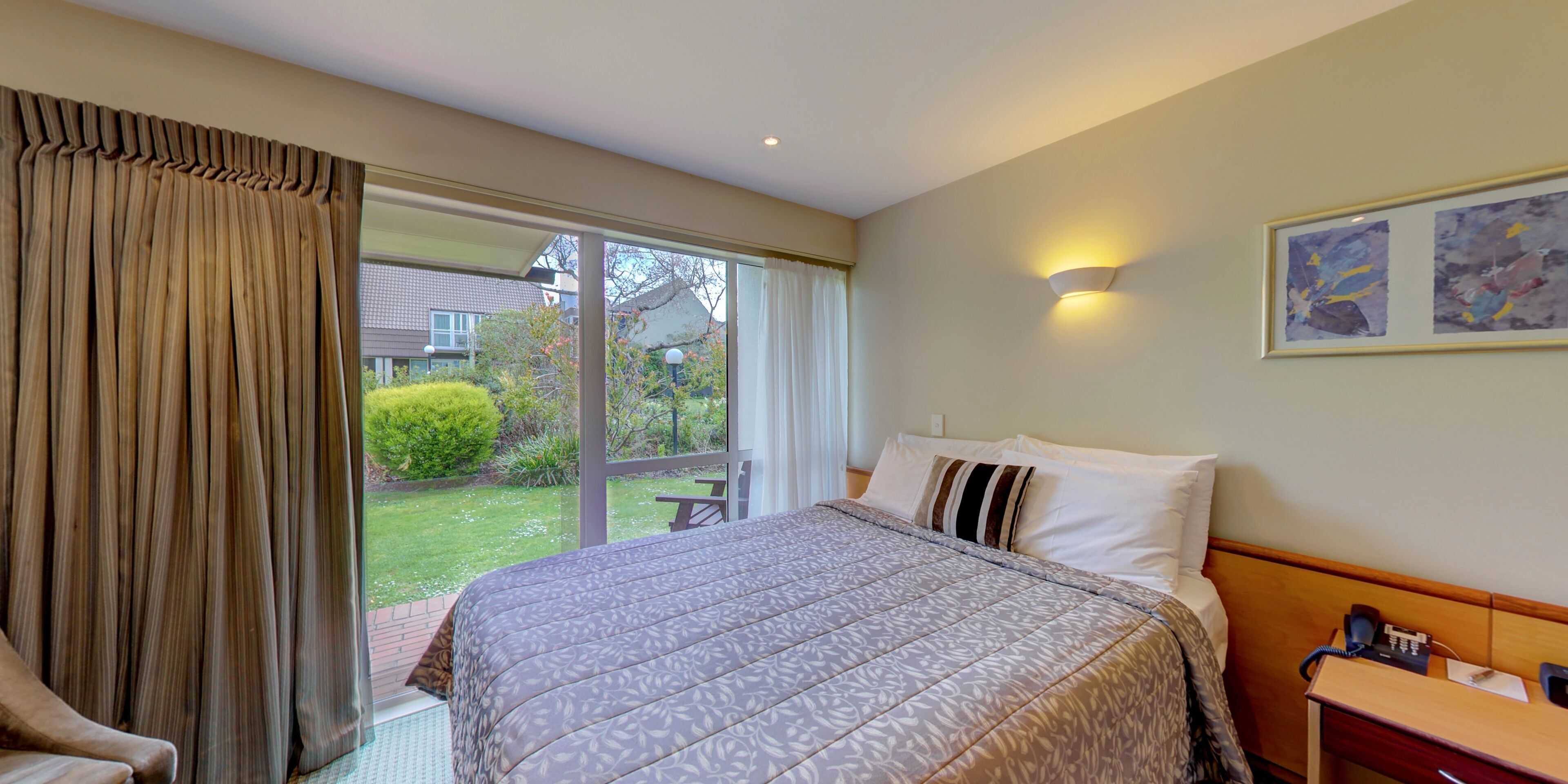 Coffre-fort, bureau, fer et planche à repasser, accès au Wi-Fi (inclus)