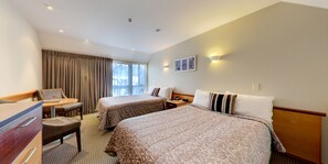 Chambre Standard avec lits jumeaux | Coffre-fort, bureau, fer et planche à repasser, accès au Wi-Fi (inclus)