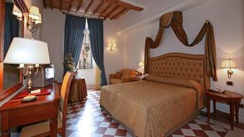 Hochwertige Bettwaren, Minibar, Zimmersafe, Schreibtisch