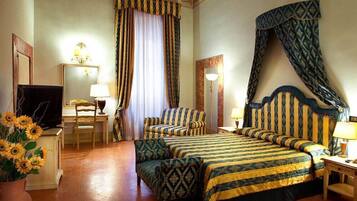 Ylelliset vuodevaatteet, minibaari, tallelokero huoneessa, työpöytä