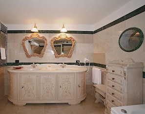 Junior Suite | Bathroom | Free toiletries, hair dryer, bidet, towels