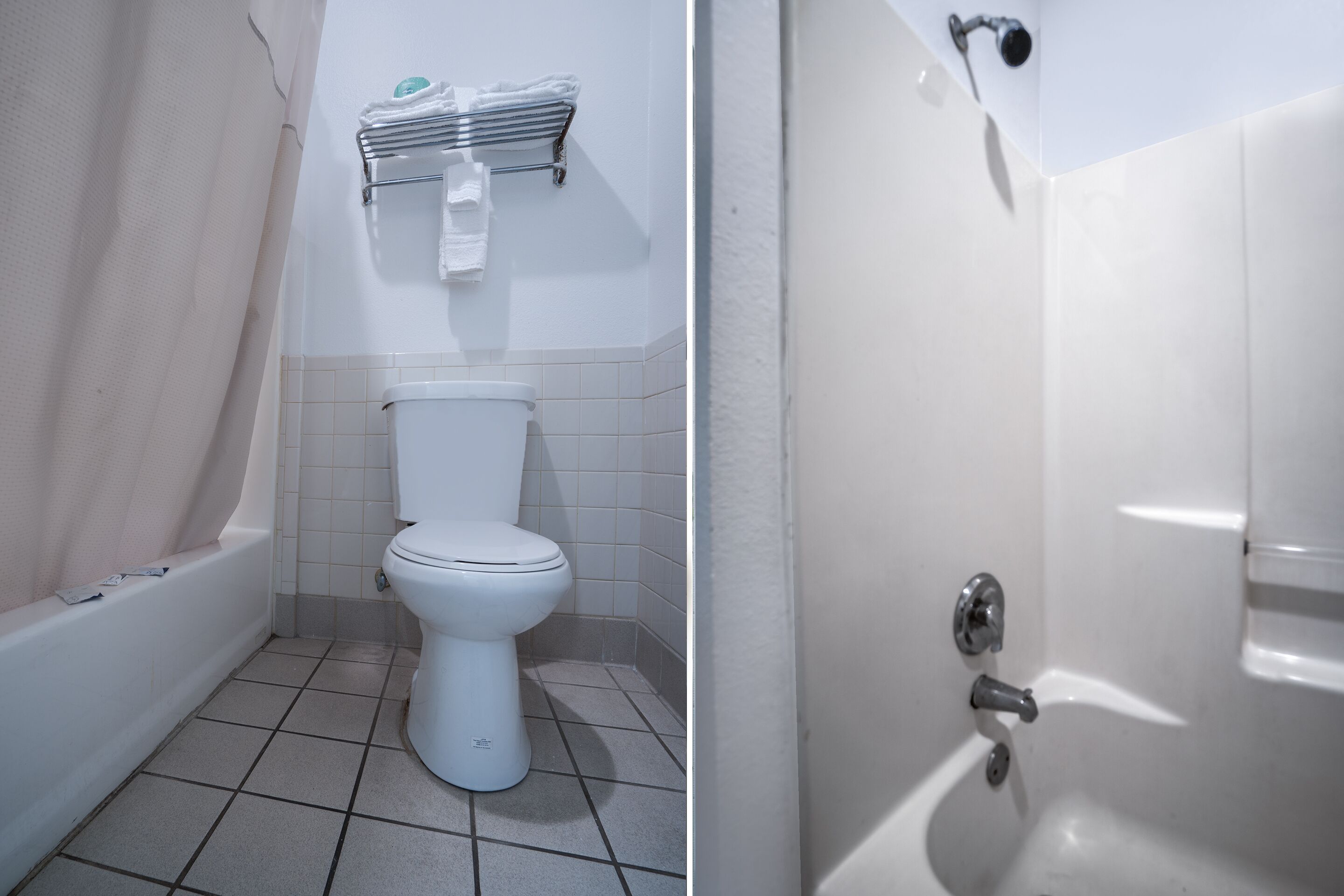Une salle de bain avec des toilettes blanches, une baignoire et une douche.
