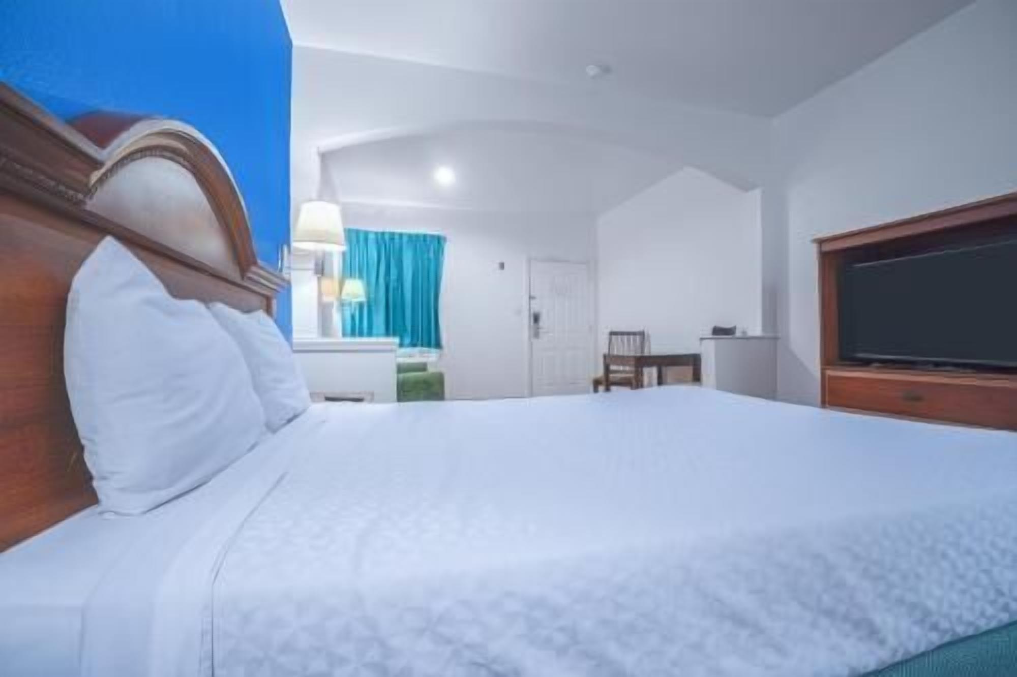 Escritorio, tabla de planchar con plancha, wifi gratis y ropa de cama