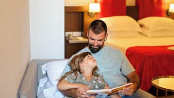 Chambre Familiale (4 people) | Couette en duvet d'oie, minibar, coffres-forts dans les chambres, bureau