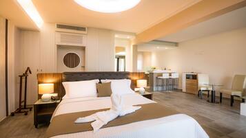 Suite, vistas al mar, frente a la playa | Caja fuerte, escritorio, tabla de planchar con plancha y wifi