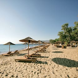 Na praia, espreguiçadeiras, guarda-sóis, bar na praia