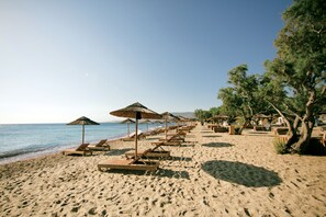On the beach, sun-loungers, beach umbrellas, beach bar - Atlantis Hotel (Kos)