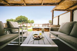 Suite, vista al mar, frente al mar | Terraza o patio