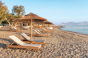 Am Strand, Liegestühle, Sonnenschirme, Strandbar