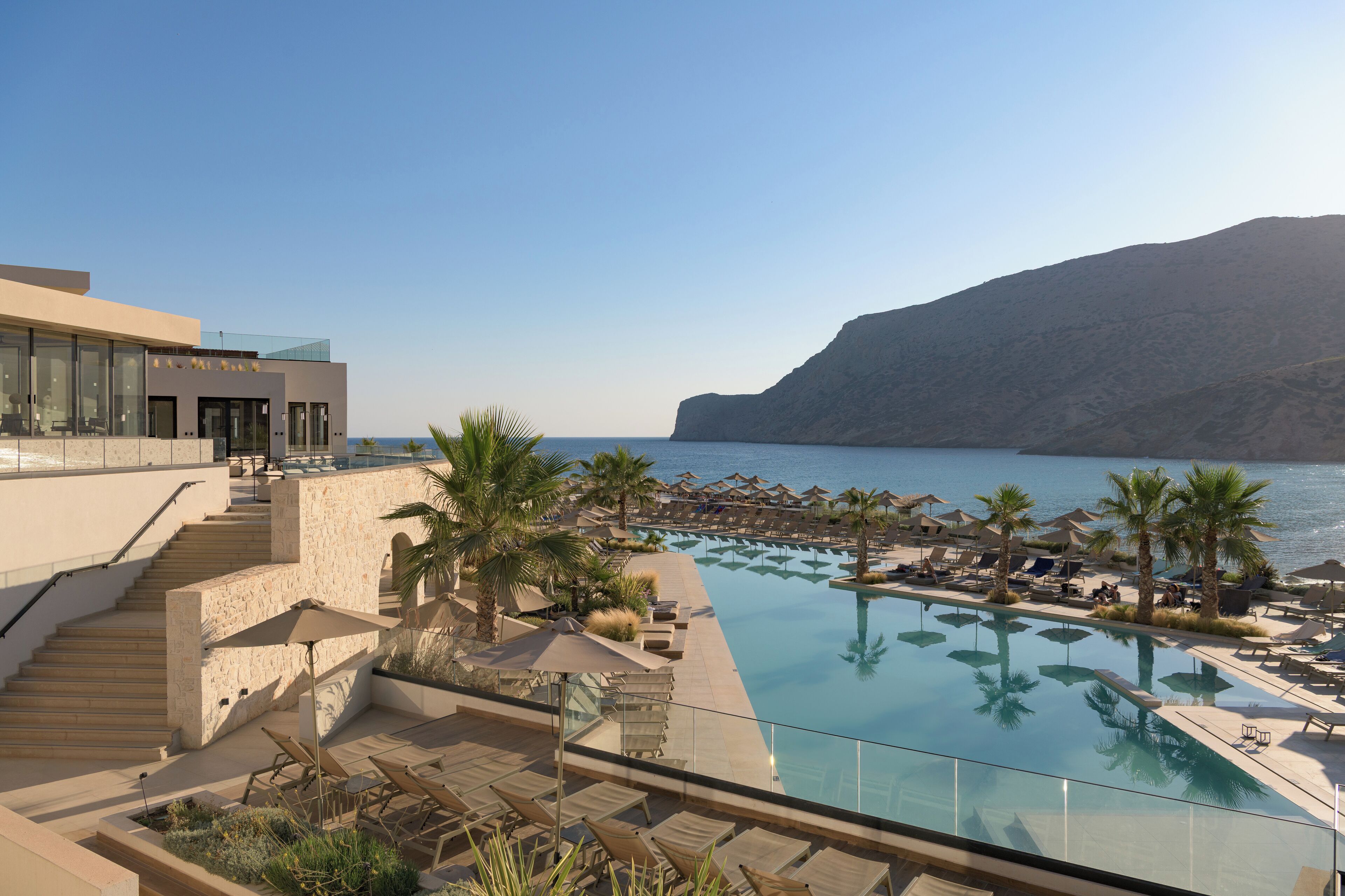 Utendørsbasseng og solsenger