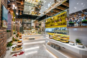 Um buffet com diversos tipos de comida e decoração moderna.
