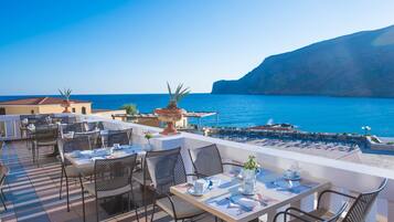 3 restaurantes, se sirven comidas, cenas y cocina griega