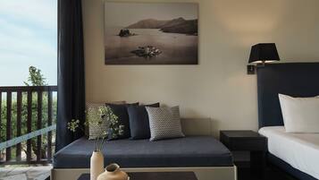 Un dormitorio moderno con cama, mesita de noche y un cuadro de un lago.