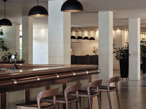 4 bares o lounges, 2 bares junto a la alberca, bar en la playa