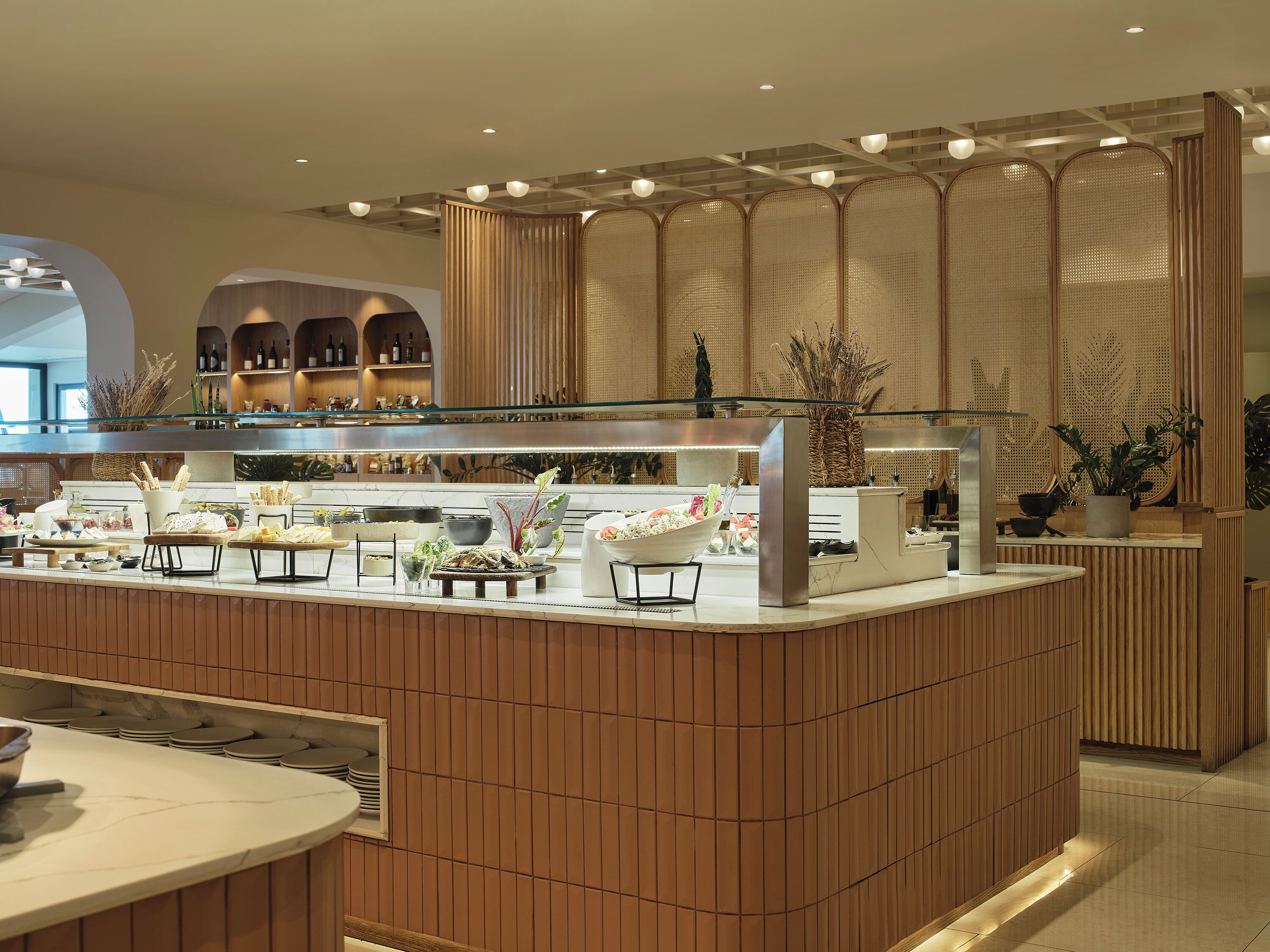 Un espace buffet proposant une variété de plats, un choix de vins et un coin salon avec vue.