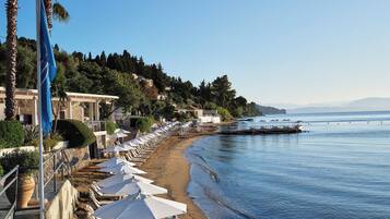 En la playa, camastros, sombrillas y toallas de playa