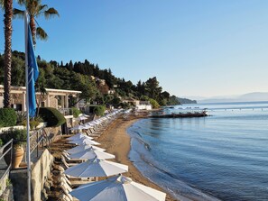 On the beach, sun loungers, beach umbrellas, beach towels - Aeolos Beach Resort All Inclusive (Corfu)