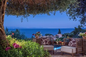 4 bars/lounges, 2 poolside bars, beach bar