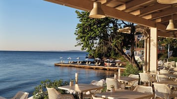 3 restaurants; breakfast, lunch and dinner served