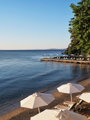 On the beach, sun loungers, beach umbrellas, beach towels - Aeolos Beach Resort All Inclusive (Corfu)