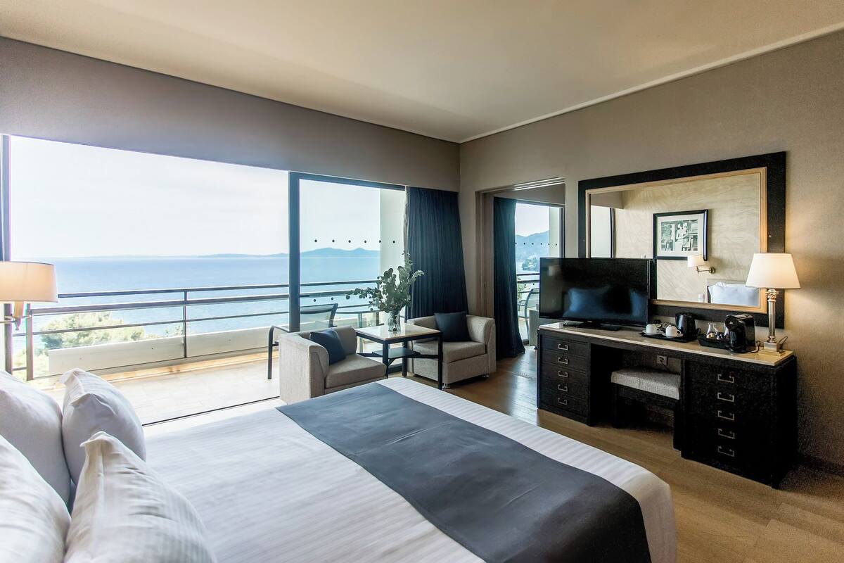 One Bedroom Suite Sea/ Mouse Island View | Safe på rommet, blendingsgardiner, lydisolert og strykejern/-brett