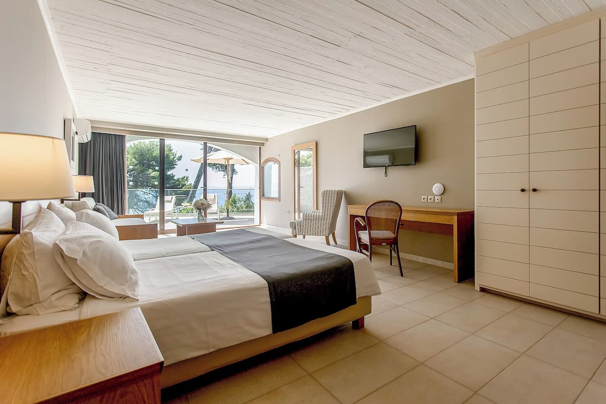 Premium Family Bungalow with private pool Sea & Mouse Island view | 1 habitación y caja de seguridad en la habitación