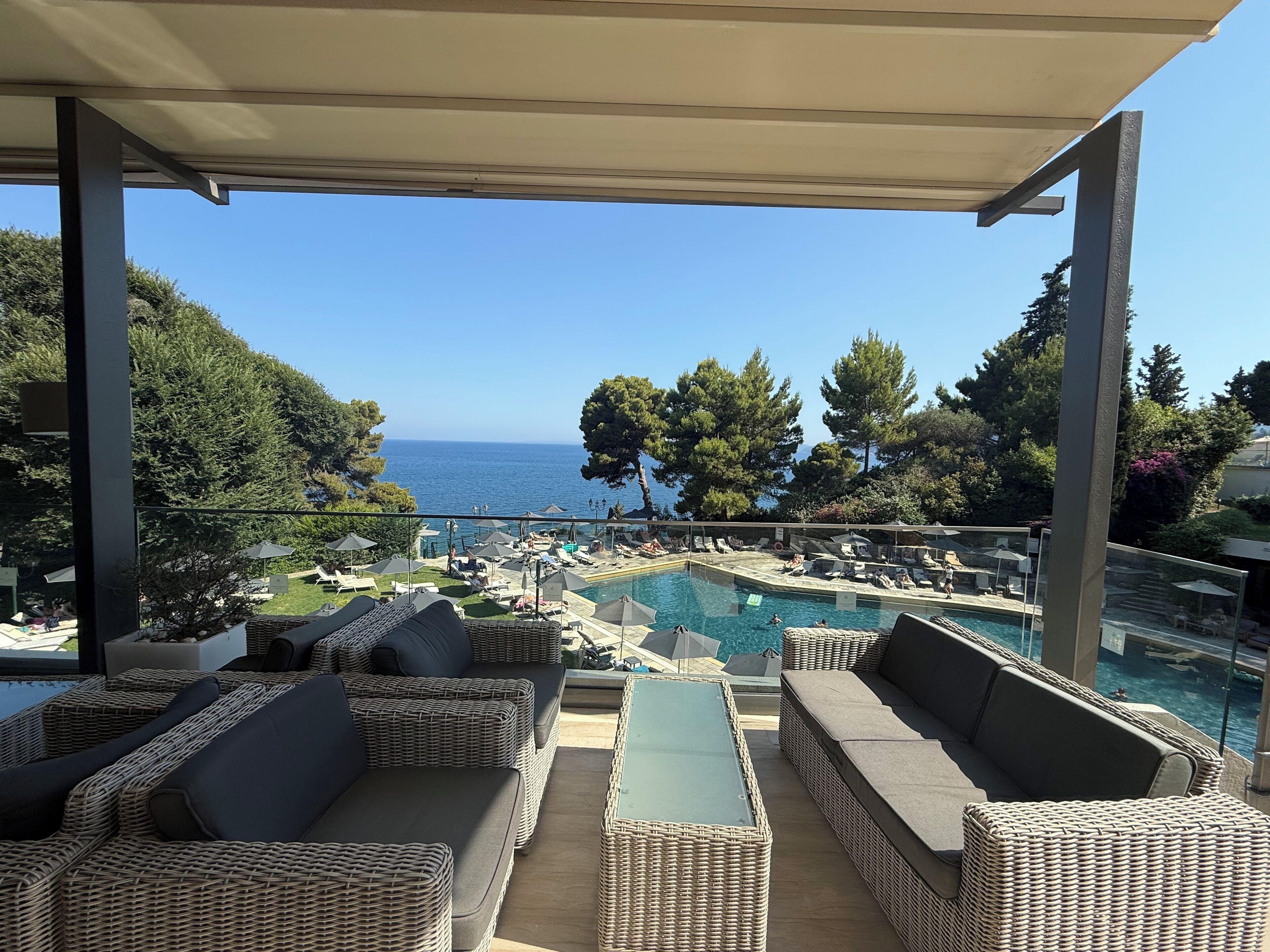 4 bars, bar en bord de piscine, bar de plage