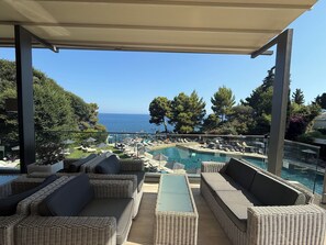 4 bars/lounges, poolside bar, beach bar