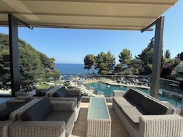 4 bars/lounges, poolside bar, beach bar