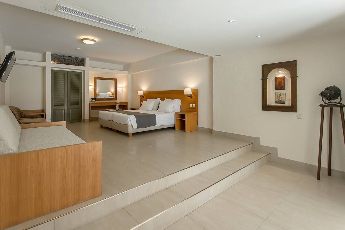 Ionian Blue Garden Suite with Sharing Pool | Safe på rommet, blendingsgardiner, lydisolert og strykejern/-brett