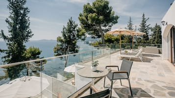 Deluxe Family Bungalow with Private Pool Sea & Mouse Island View | Terrace/patio