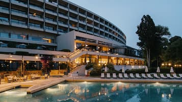 Indoor pool, seasonal outdoor pool, pool umbrellas, sun loungers