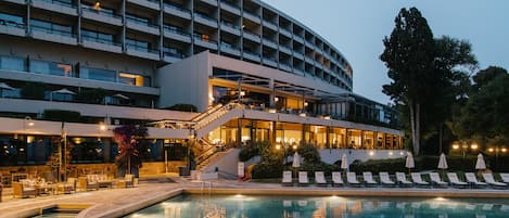 Una piscina cubierta, una piscina al aire libre de temporada, sombrillas